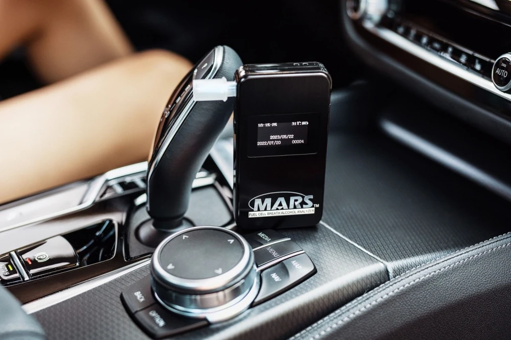 Elektrocheminis alkotesteris „Mars Bluetooth“ su juodais dažais
