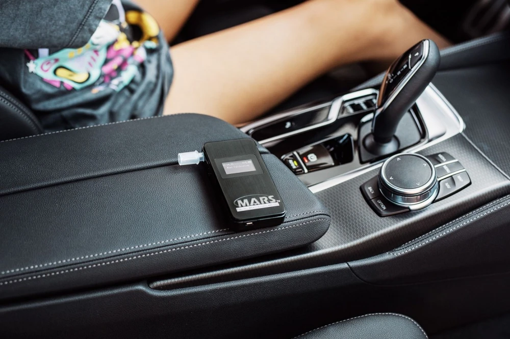 Elektrocheminis alkotesteris „Mars Bluetooth“ su juodais dažais