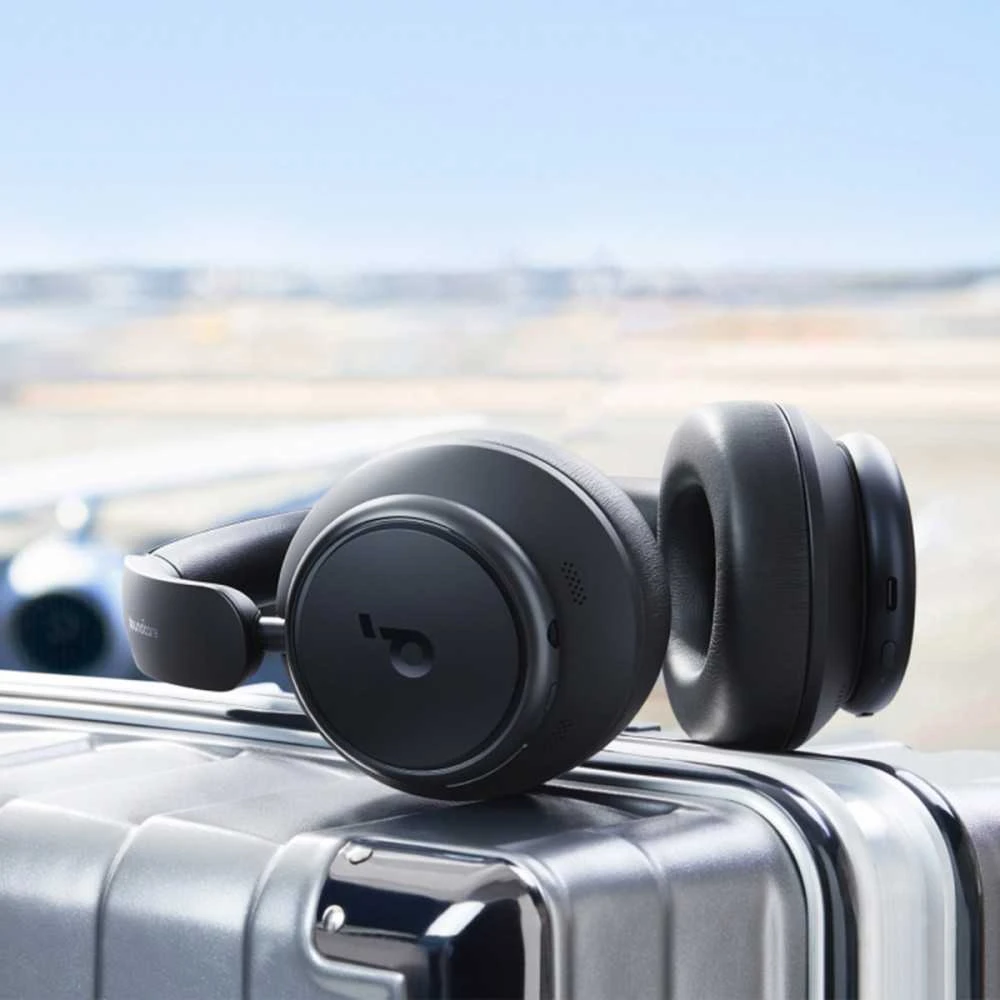 Anker Soundcore Space Q45 ausinės ant lagamino