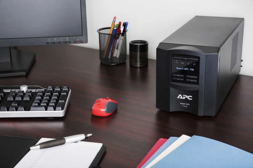 APC SMART-UPS 750VA LCD 230V WITH SMARTCONNECT