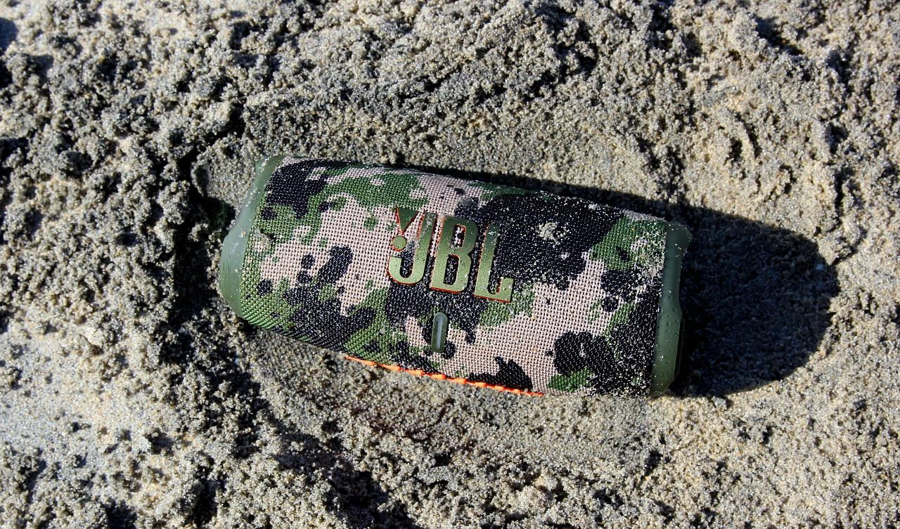 JBL Charge 5 nešiojama kolonėlė, Kamufliažinės spalvos