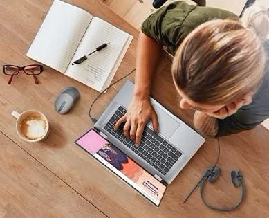 Dell WH1022 ausinės darbo vietoje iš viršaus