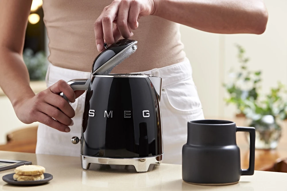 Virdulys Smeg KLF05BLEU 0.8 L 1400 W, Juodas