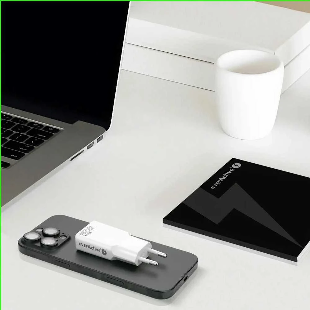„everactive“ įkroviklis: 1 x USB, 1 x USB-C greito įkrovimo 3.0 30 W itin plonas baltas