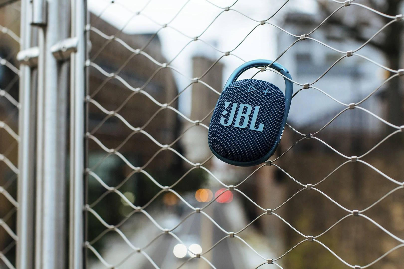JBL Clip 4 nešiojama vandeniui atspari kolonėlė, Balta