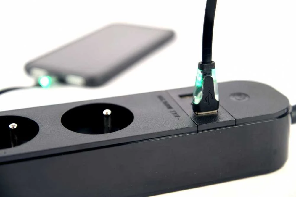 Gembird „Tuya 4xfr“ išmanusis maitinimo blokas, 2xUSB-A, 1xUSB-C, juodas