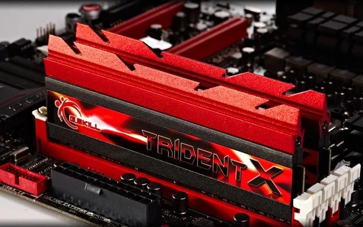 G.Skill Trident X RAM su raudonu aušintuvu
