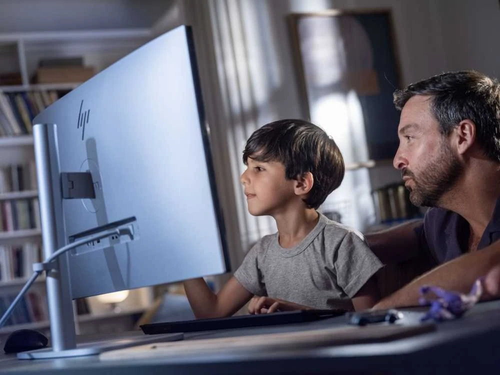Stacionarus kompiuteris HP EliteStudio 8 All-in-One G1i kompiuteris su Intel Core Ultra 5 235, 27" QHD diskretizatoriumi, 16 GB RAM, 512 GB SSD, Windows 11 Pro sąsaja (C9TR0ET#AKD)