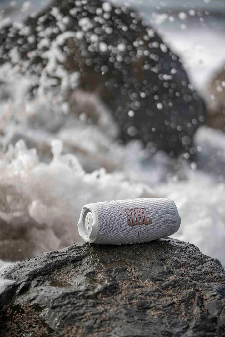 JBL Charge 5 nešiojama kolonėlė, Balta