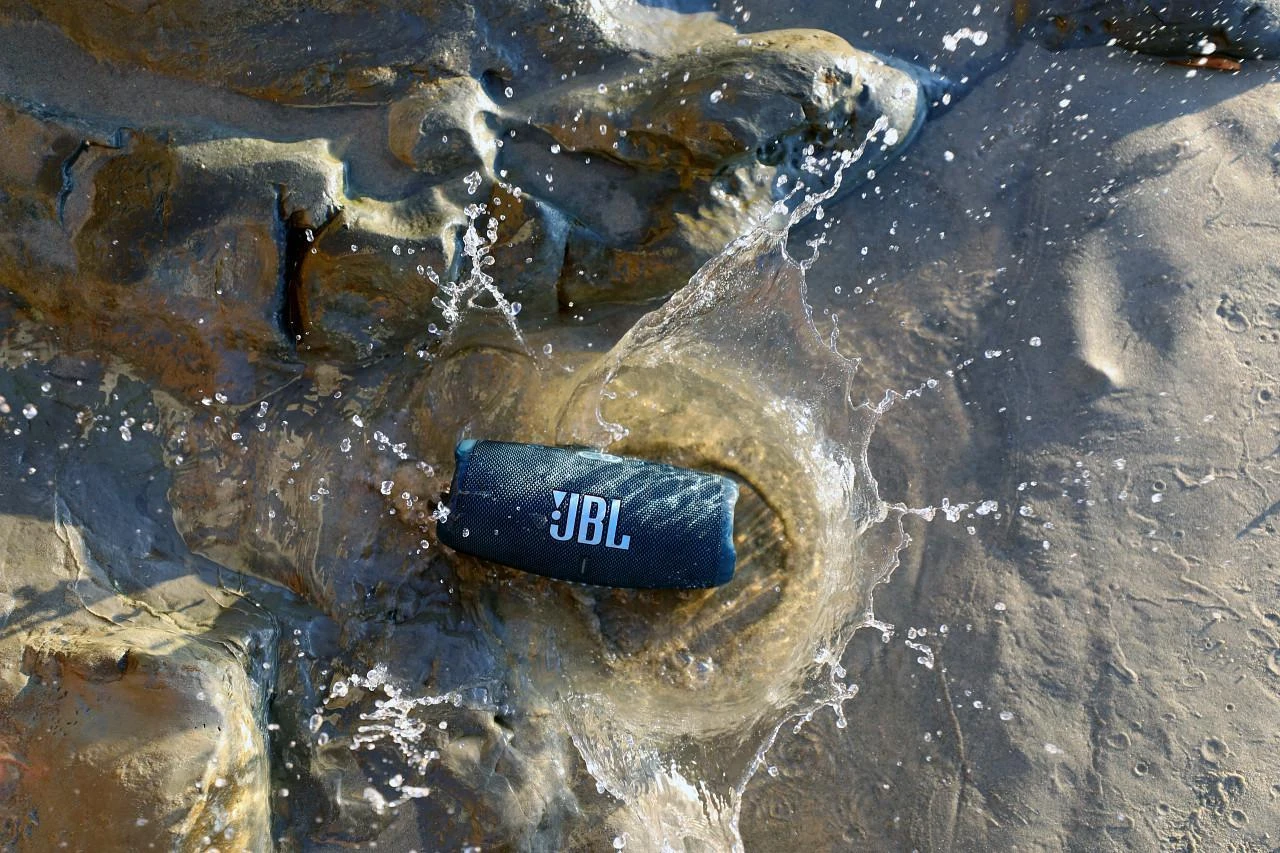 JBL Charge 5 nešiojama kolonėlė, Juoda