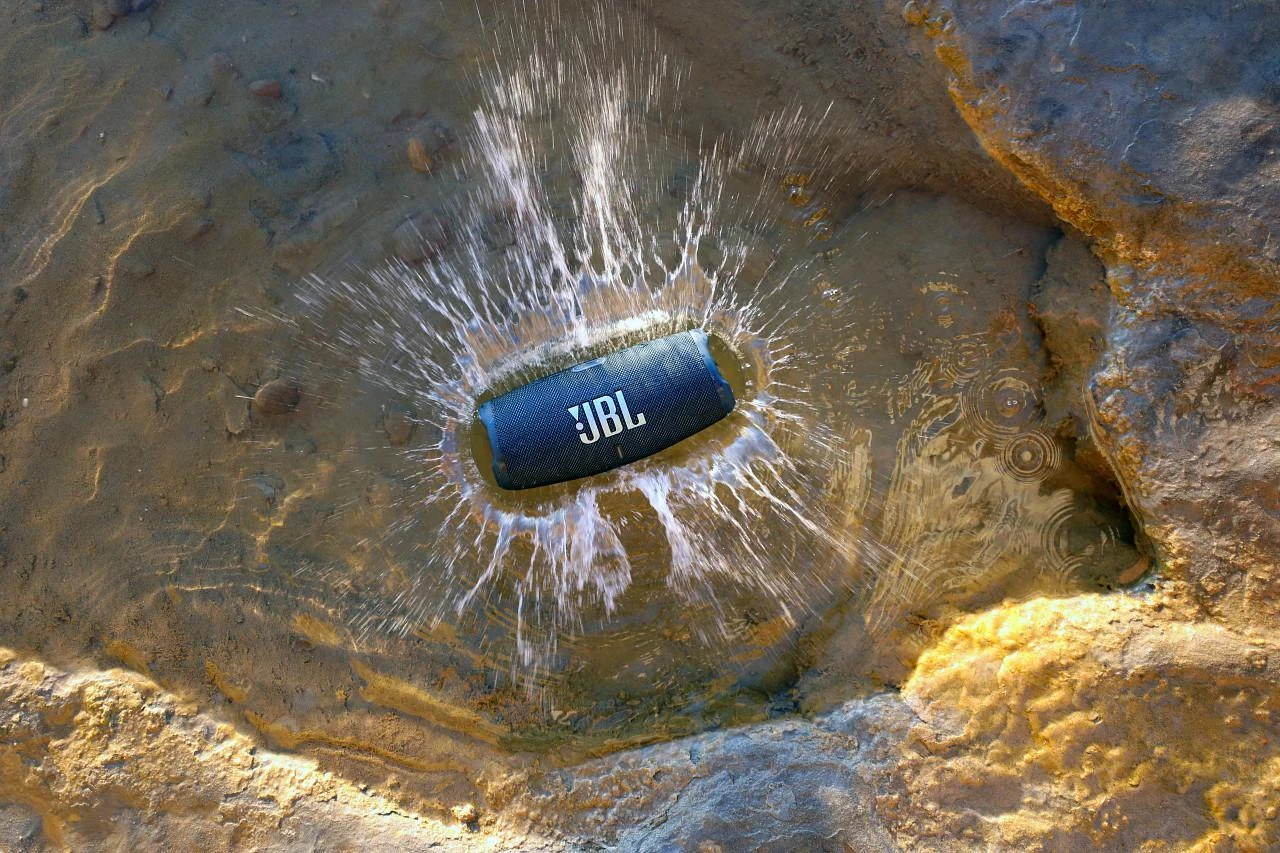JBL Charge 5 nešiojama kolonėlė, Juoda