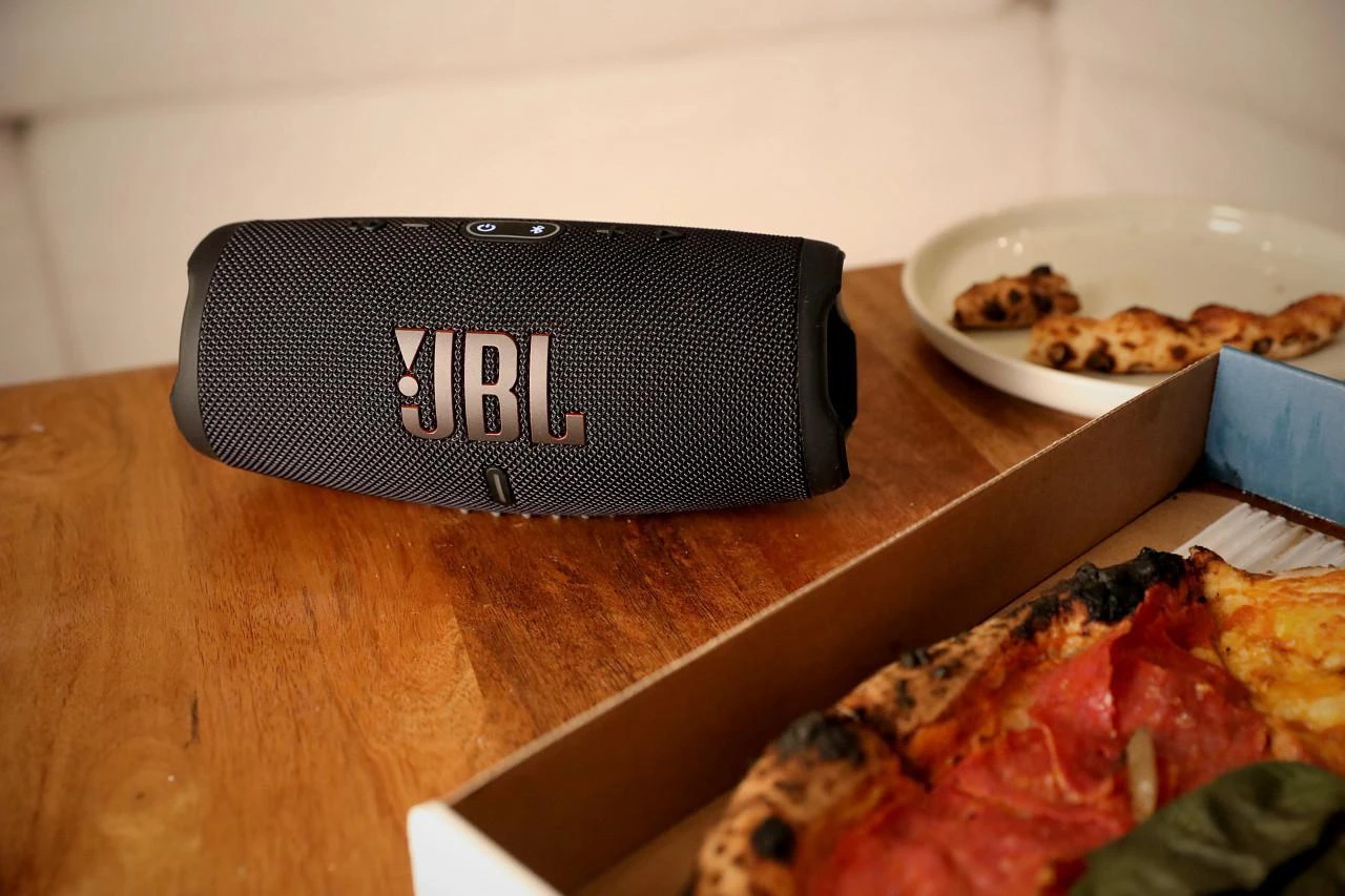 JBL Charge 5 nešiojama kolonėlė, Juoda