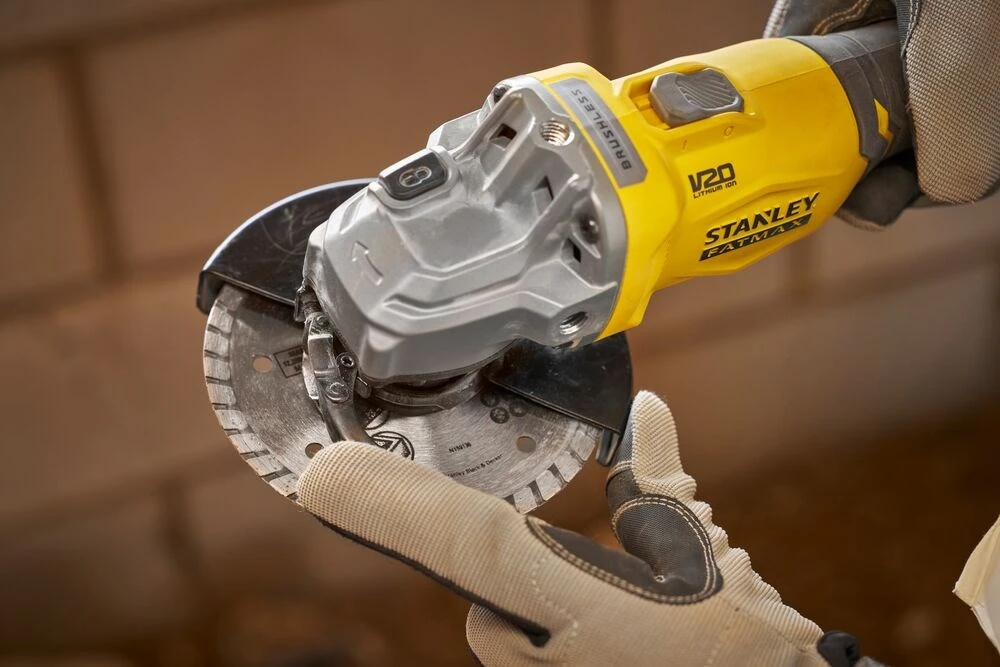 STANLEY FatMax SFMCG710B Kampinis šlifuoklis