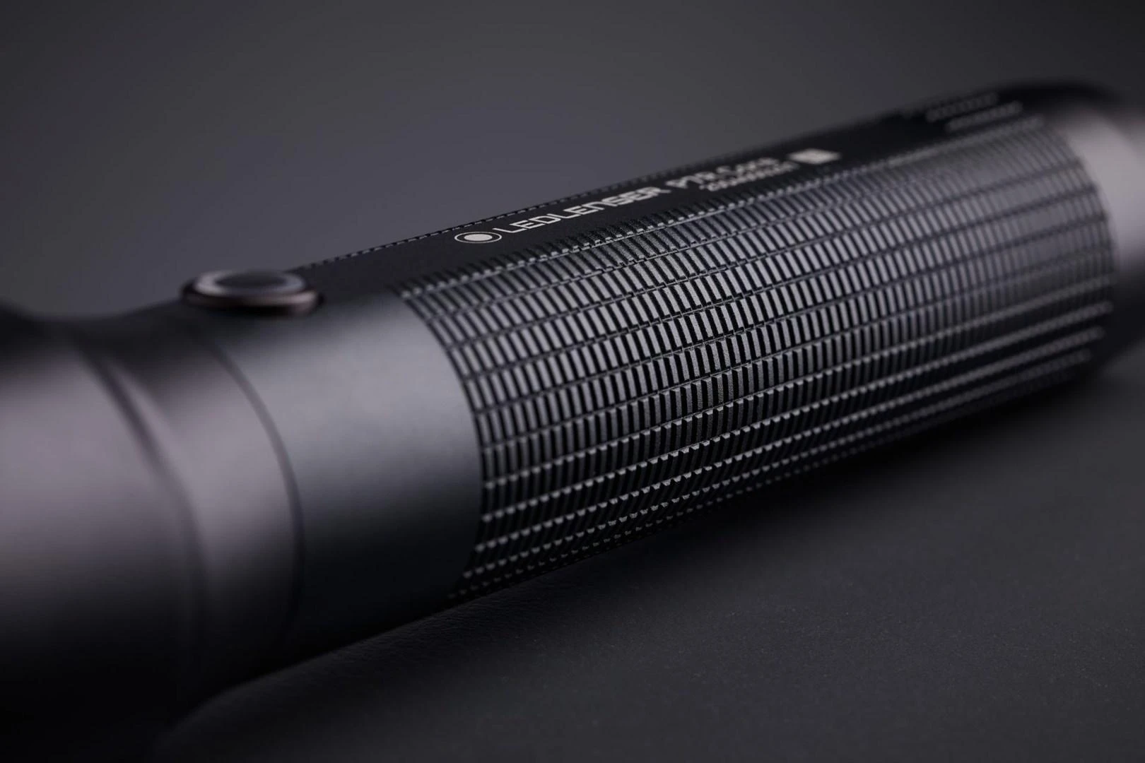 LED Lenser Žibintuvėlis LEDLENSER P7R Core 502181