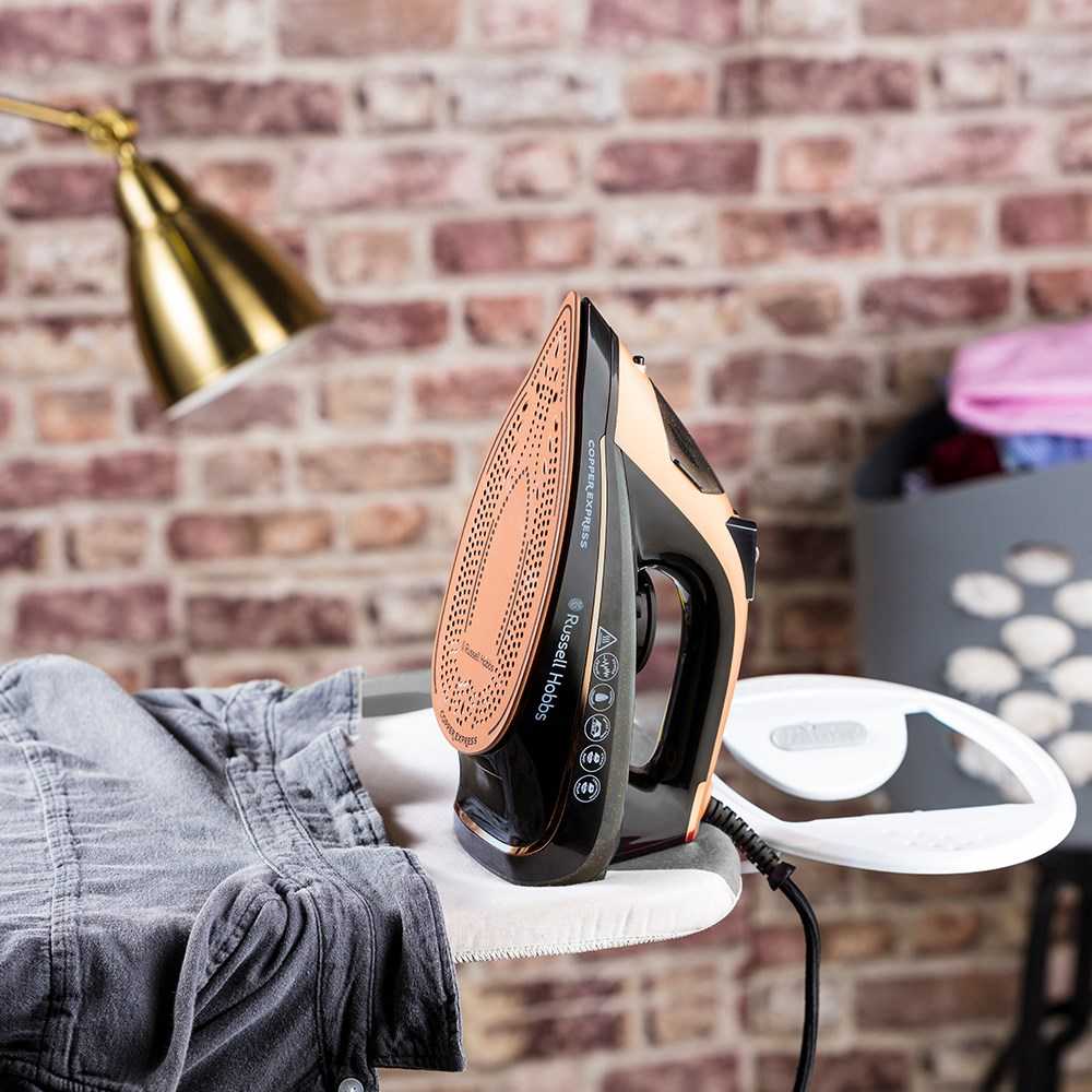Russell Hobbs Copper Express Dry & Garų lygintuvas 2600 W Juodas, Copper