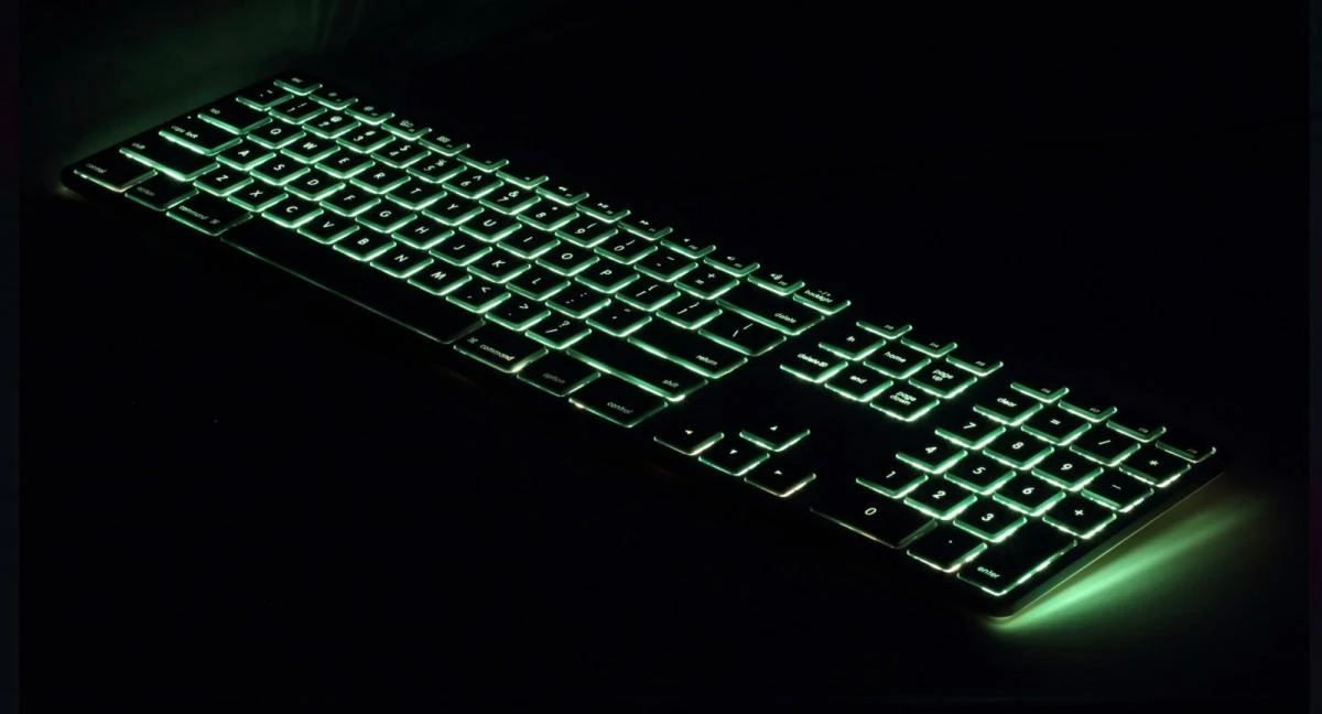 Klaviatūra Matias FK318 su laidu 100% (full-size) su pašvietimu pilka