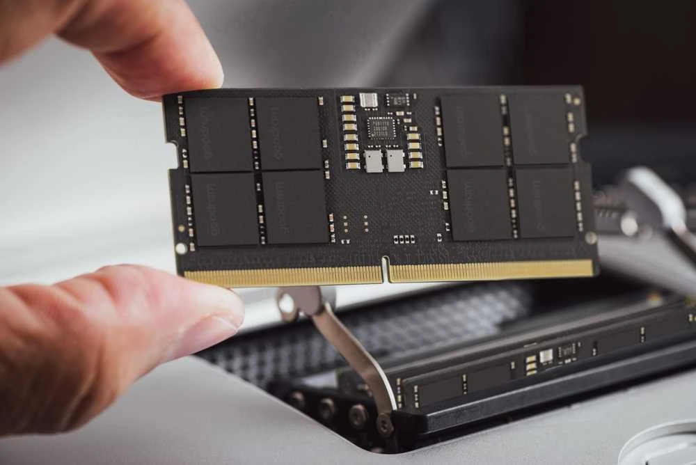 GoodRam DDR5 SODIMM atminties modulis montavimo metu