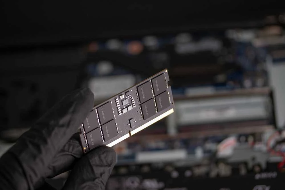 GoodRam DDR5 SODIMM atminties modulis rankoje