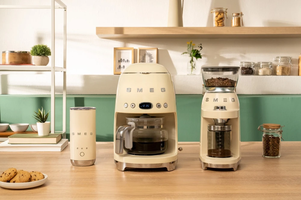 Smeg MFF02CREU milk frother/warmer Automatic milk frother/warmer Kreminis