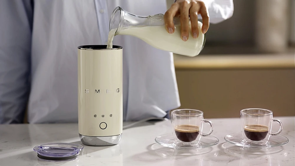 Smeg MFF02CREU milk frother/warmer Automatic milk frother/warmer Kreminis