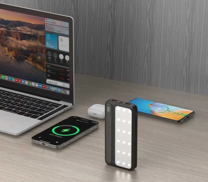 Rebeltec Powerbank P10 LCDPD 10 000mAh LAMP su funkcija stiprus šviesos šaltinis, galingumas išėjimas 22.5W Port Delivery (PD20W)