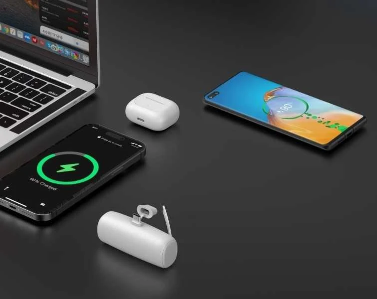 „Rebeltec Powerbank P5 PLUG-IN“ (5000 mAh 10 W) tiesioginis prijungimas prie telefono per USB-C jungtį