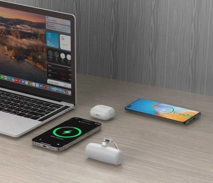 „Rebeltec Powerbank P5 PLUG-IN“ (5000 mAh 10 W) tiesioginis prijungimas prie telefono per USB-C jungtį