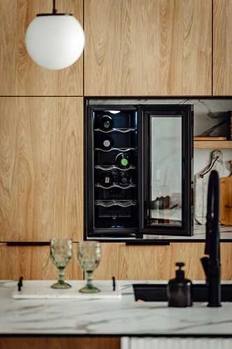 Adler | Gėrimų sandėliukas | AD 8083 | Energijos vartojimo efektyvumo klasė G | Laisvai stovintis | Butelių talpa 12 | Juodas
