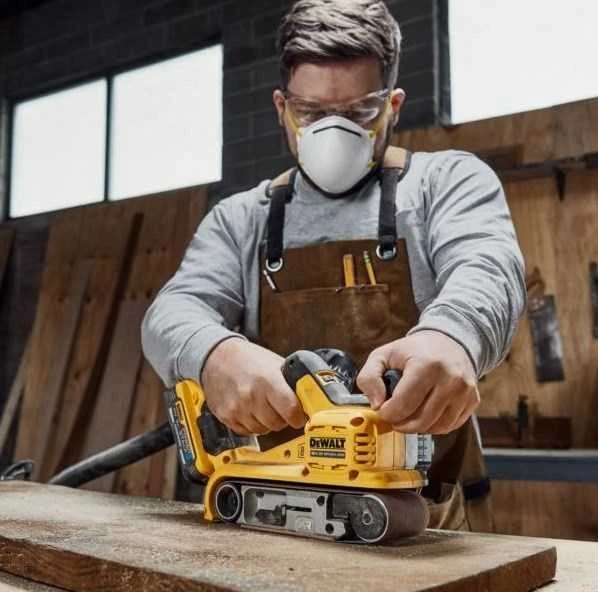 Juostinis šlifuoklis DeWalt DCW220NT-XJ; 18 V (be akumuliatoriaus ir pakrovėjo)