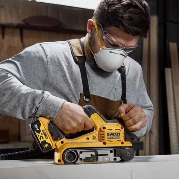 Juostinis šlifuoklis DeWalt DCW220NT-XJ; 18 V (be akumuliatoriaus ir pakrovėjo)