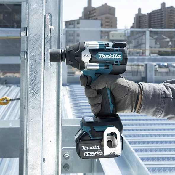 Makita DTW700RTJ Akumuliatorinis smūginis veržliasukis 18V, 2x5,0Ah Li-ion, 700/1000 Nm, 1/2", LED, MAKPACK