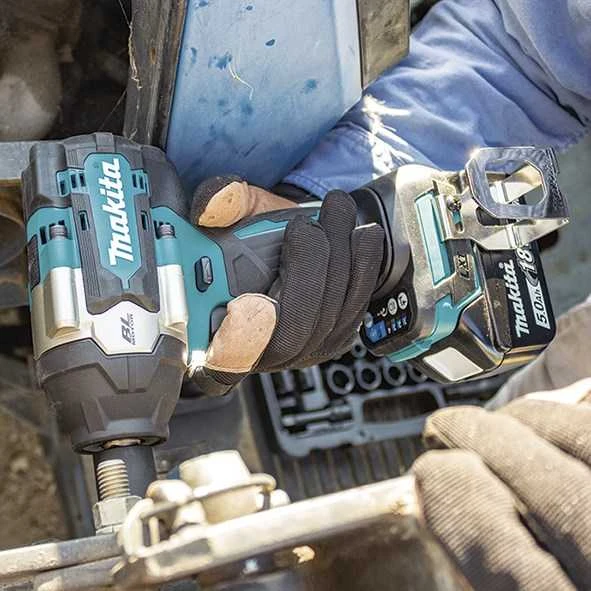 Makita DTW700RTJ Akumuliatorinis smūginis veržliasukis 18V, 2x5,0Ah Li-ion, 700/1000 Nm, 1/2", LED, MAKPACK