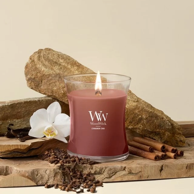 WoodWick Aromatinė žvakė (Cinnamon Chai), 85 g