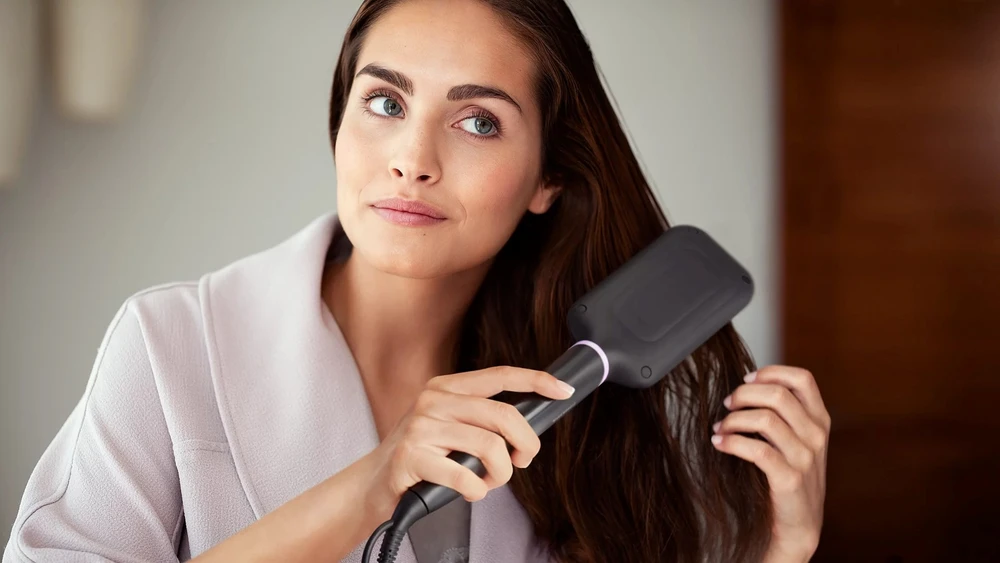Philips „StyleCare Essential“ Šildomas tiesinimo šepetys BHH880/00