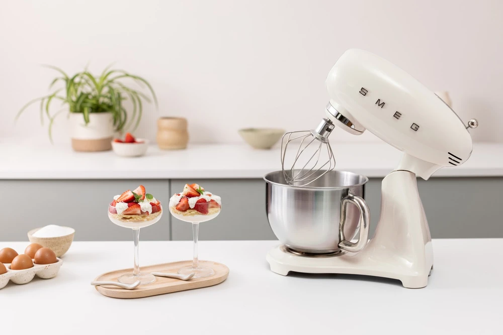 Smeg SMF05CREU mixer Stand mixer 1000 W Kreminis