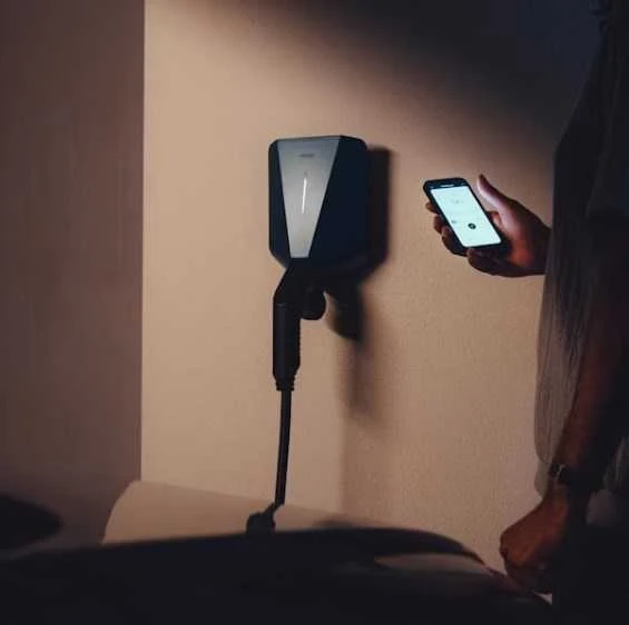 Easee Charge Up elektromobilių įkrovimo stotelė juodos spalvos