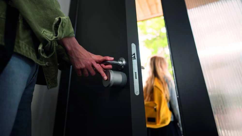 Yale Linus Smart Lock L2 Lite - išmanioji durų spyna (sidabrinė)