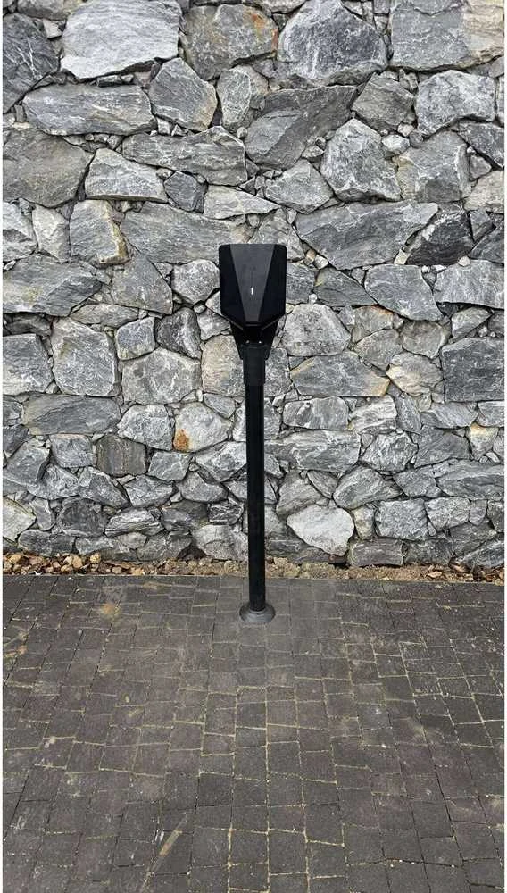 Stovas stotelei su pamatu