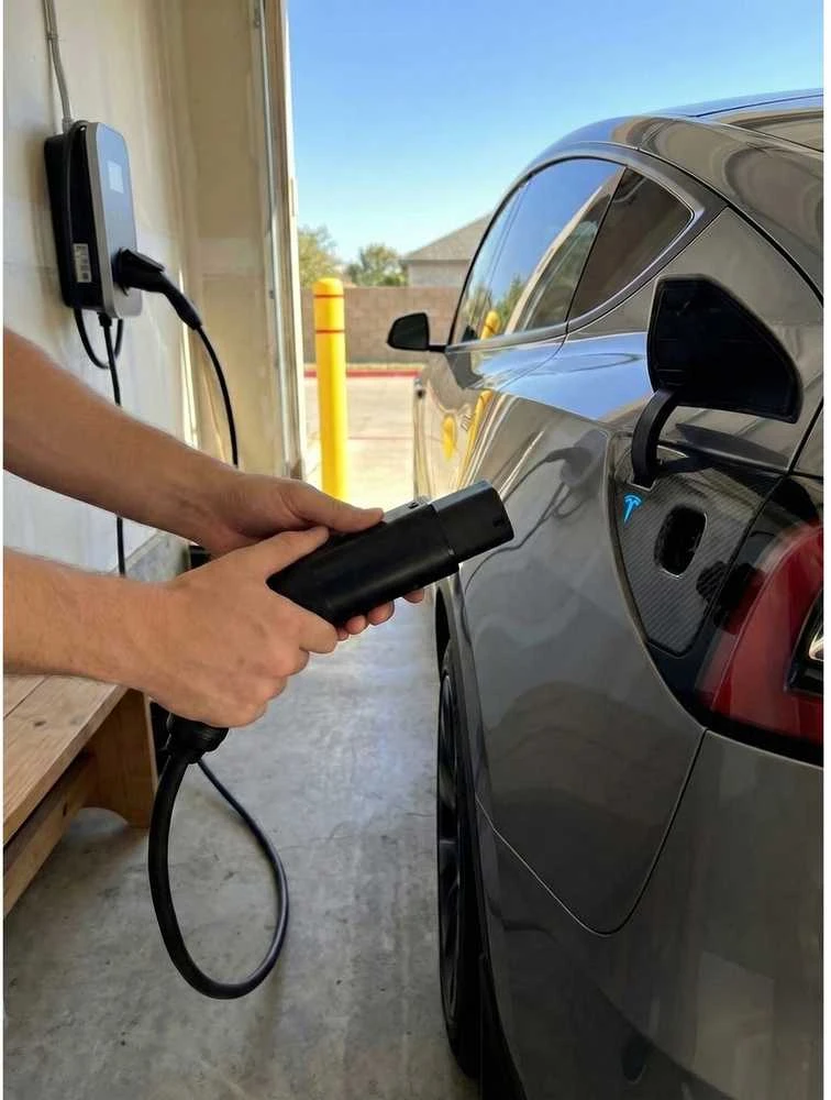 Tesla adapteris iš type 2 į amerikietišką Tesla jungtį