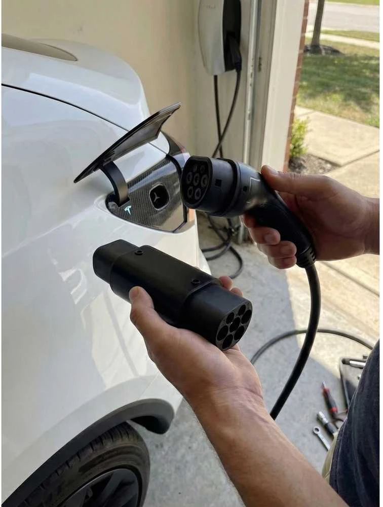 Tesla adapteris iš type 2 į amerikietišką Tesla jungtį