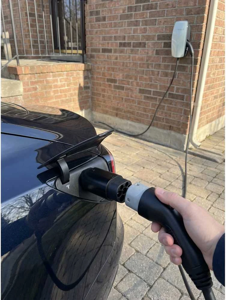 Tesla adapteris iš type 2 į amerikietišką Tesla jungtį