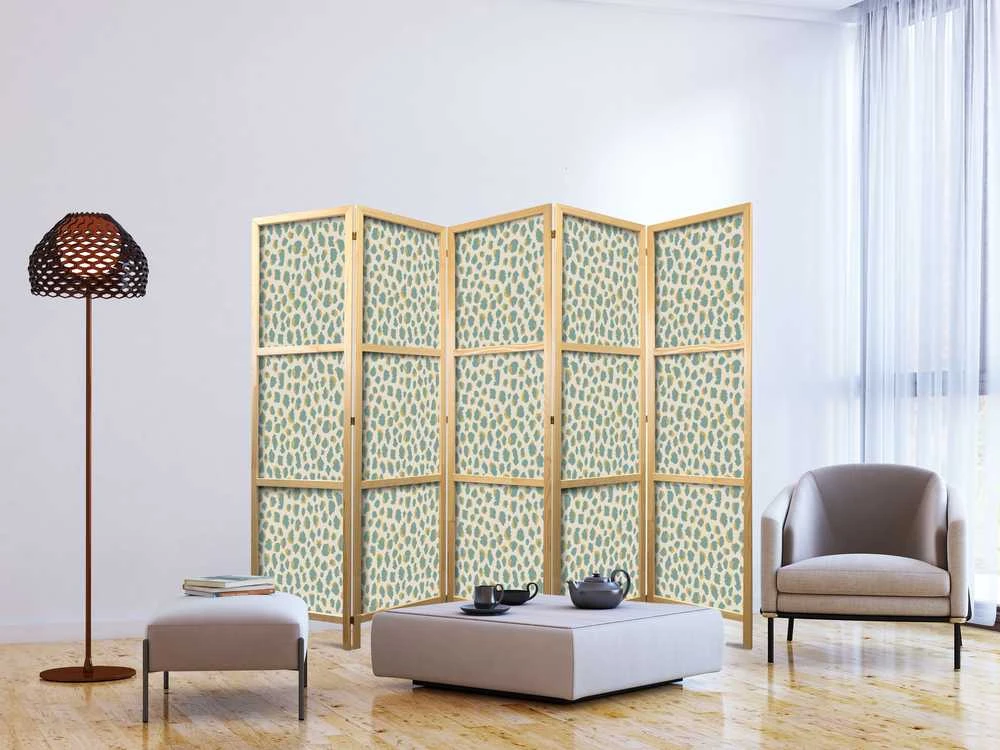 Artgeist Japoniška kambario pertvara - Giraffe Pattern - Animal Pattern in Turquoise Spots on a Light Background.