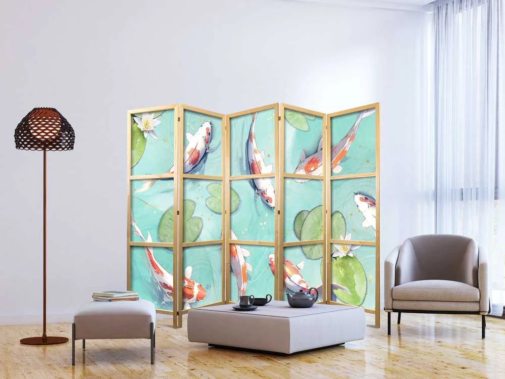 Artgeist Japoniška kambario pertvara - Spectacular Fish - Baltas-Oranžinis Koi Fish Swimming in Crystal Clear Water with Water Lilies