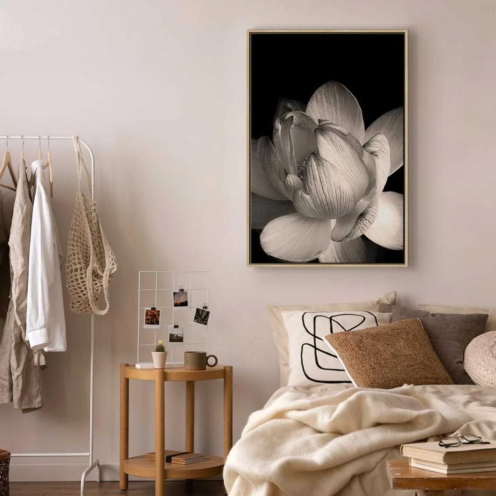 Artgeist Paveikslas - Delicacy of Petals in Nature (1-part) - Flower in Juodas and Baltas