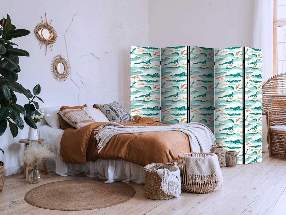 Artgeist Pertvara - Fish Jumping Above The Waves - Oriental Fish And Water Lilies Among High Waves in Shades of Sea Žalias