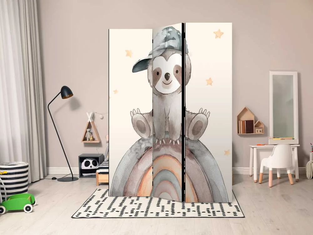 Artgeist Pertvara - Happy Sloth - Sloth in Muted Colors - Wearing a Cap - Sitting on a Rainbow Among the Stars