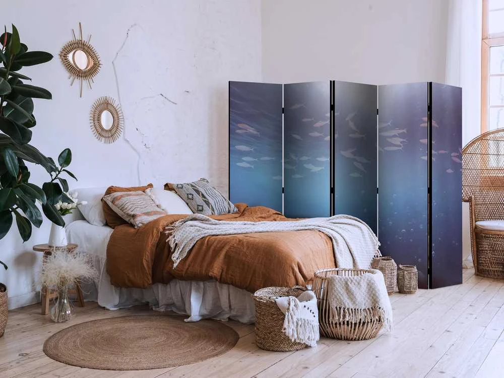 Artgeist Pertvara - School of Small Fish - Illuminated Oceanic Gylis in Shades of Navy Violetinė and Gray with a Shoal of Tiny Fish