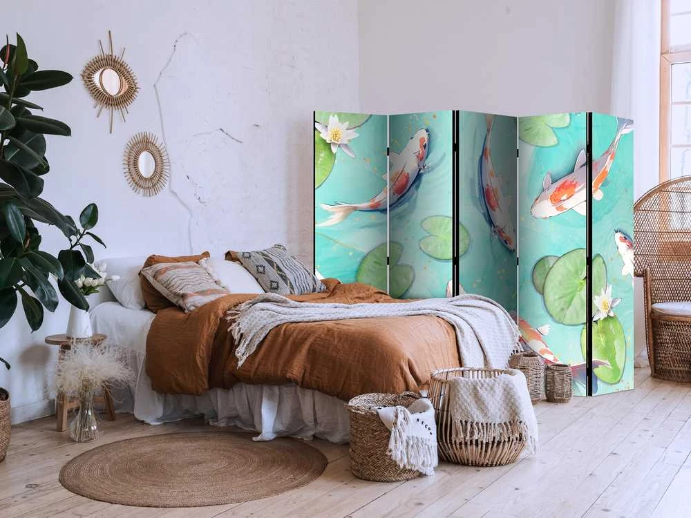 Artgeist Pertvara - Spectacular Koi Fish - Baltas-Oranžinis Koi Fish Swimming in Crystal Clear Water With Water Lilies