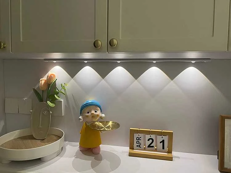 Sieninis šviestuvas Magnetinis LED įkraunamas šviestuvas su judesio davikliu (20 cm)