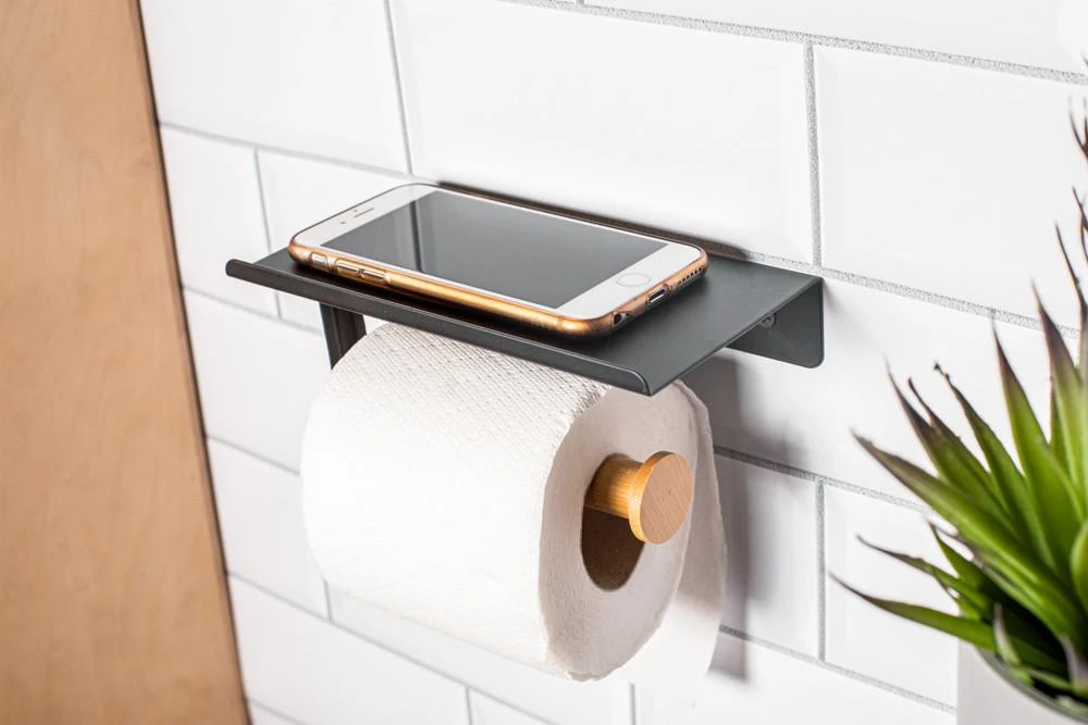 Bamboo Juodas metalinis tualetinio popieriaus ir mobiliojo telefono laikiklis su bambuko koteliu 18x10x7,5 cm spalvota dėžutė